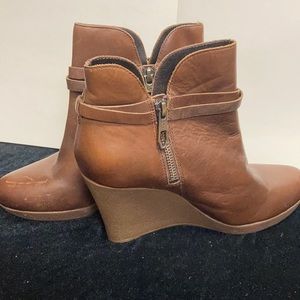 Ugg Alexandra Bootie. Fur line emblem and wrap strap. 3 inch platform